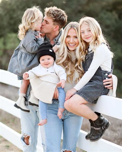 On Wednesday, conservative influencers Savannah and Cole <strong>LaBrant</strong> announced that they are <strong>moving</strong> to Tennessee from their current residence in California. . Labrant family moving to nashville